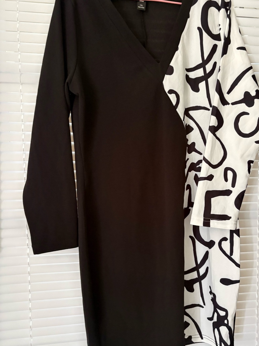 Black & White Graphic Sleeve V-Neck Women’s Dress